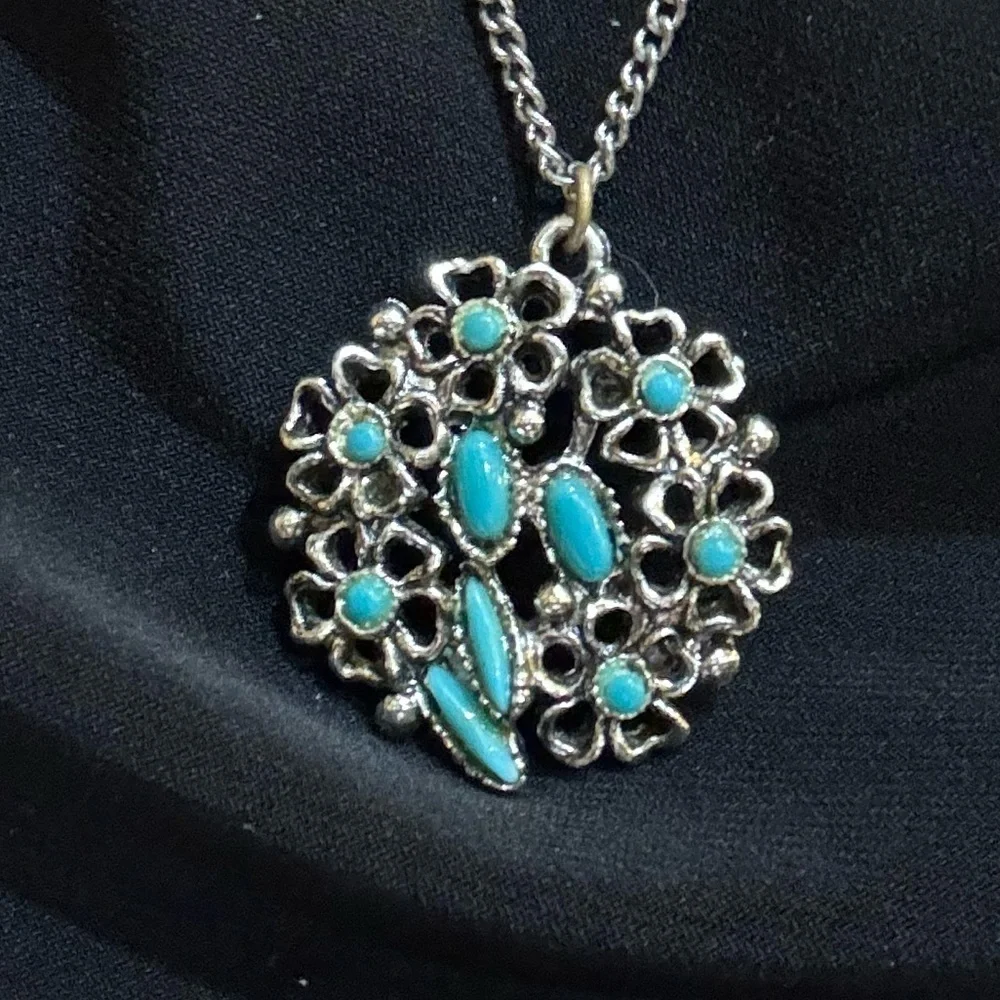 Elegant Silver and turquoise Floral‎ Pendant Necklace